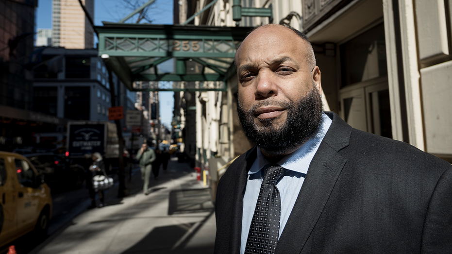 Derrick Parker, le légendaire « flic hip-hop » du NYPD, qui a enquêté sur les plus grandes stars du rap et les meurtres, est décédé à 65 ans