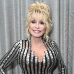 Trump pleure Dolly Parton et ordonne que les drapeaux américains soient abaissés dans tout le pays après la mort d'une icône de la musique country