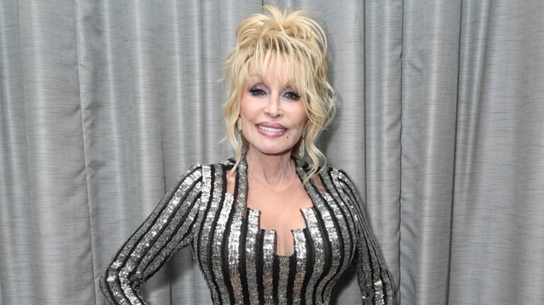 Trump pleure Dolly Parton et ordonne que les drapeaux américains soient abaissés dans tout le pays après la mort d'une icône de la musique country
