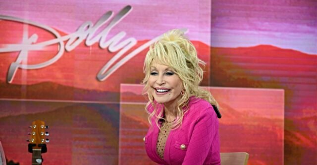 Le maire du Mississippi estime qu'abaisser le drapeau américain pour Dolly Parton pourrait « atténuer le sens du geste »