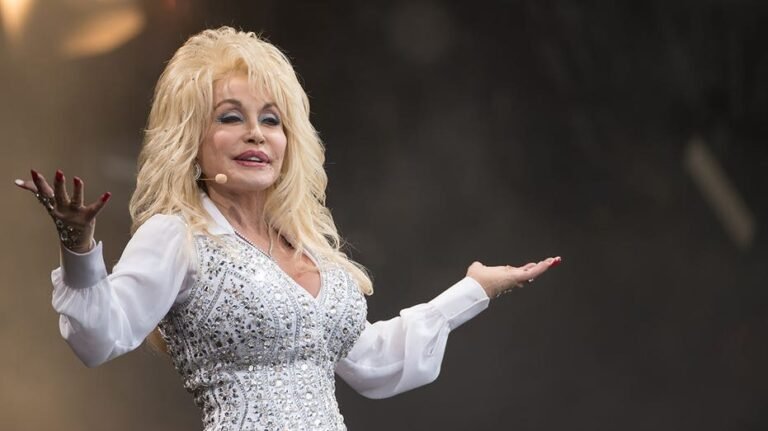 Le maire du Mississippi s'oppose à l'abaissement du drapeau de Dolly Parton après sa mort