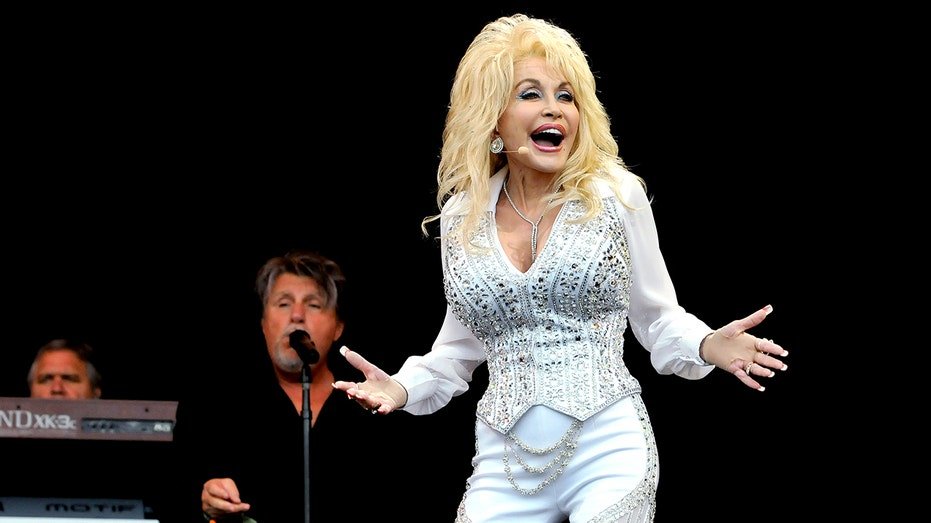 Dolly Parton a refusé de choisir un camp politique pendant des décennies : « Je ne fais pas de politique, je suis une artiste »