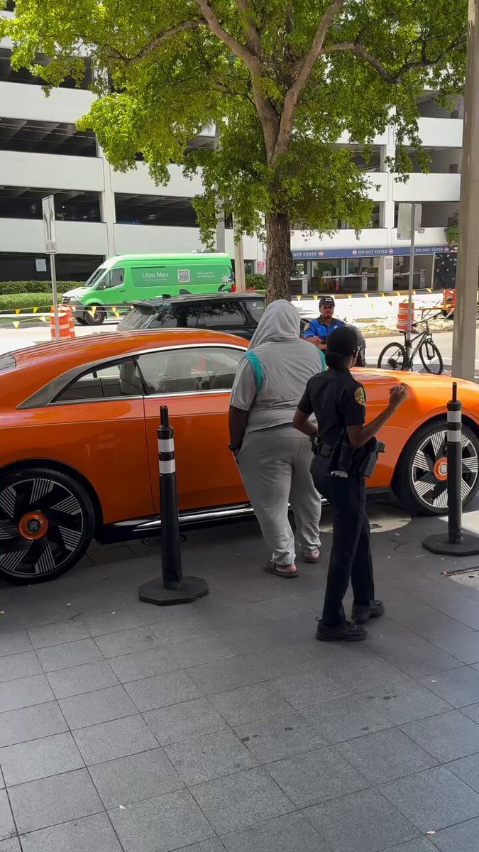 Un homme a tenté de s'introduire de force dans la Rolls-Royce d'une inconnue alors qu'elle était encore à…
