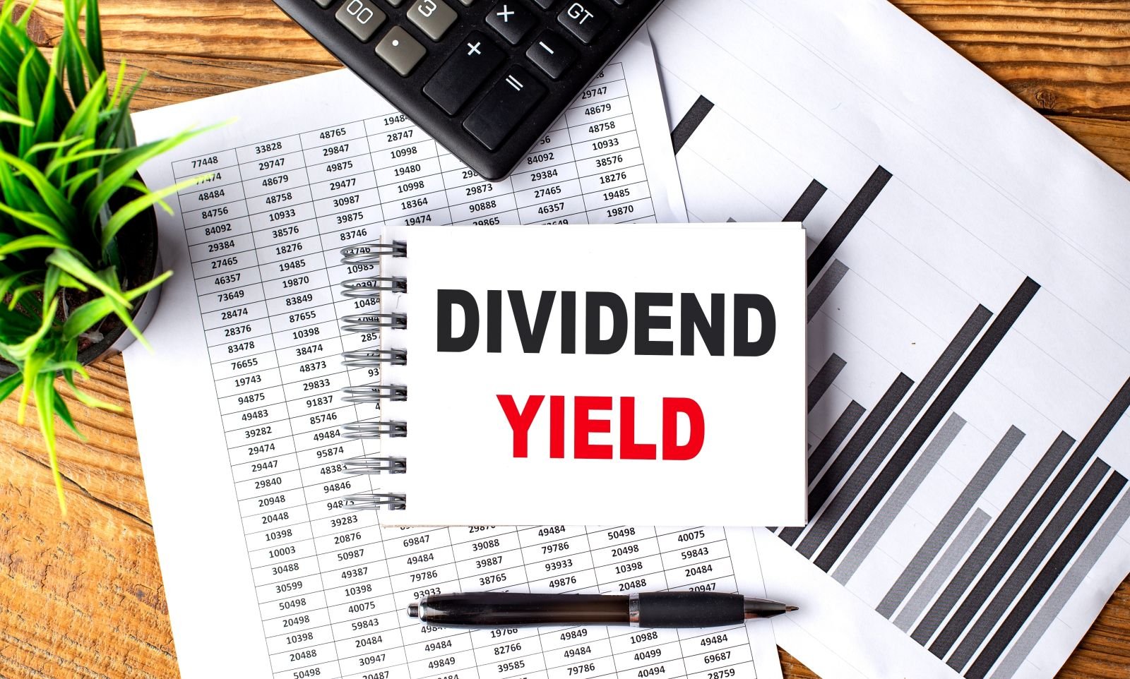Ce roi des dividendes rapporte plus de 4 % et se négocie près de son plus bas de 52 semaines, mais ne vous précipitez pas pour acheter la baisse