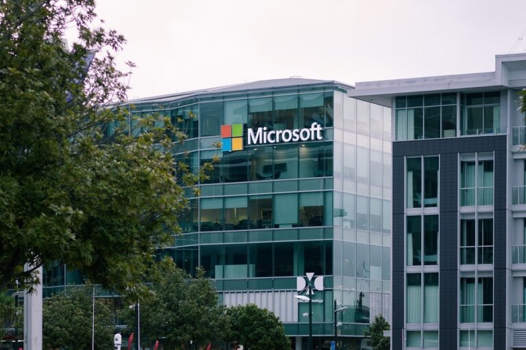 131 packages d’IA empoisonnés ont touché le npm de Microsoft (MSFT). CrowdStrike (CRWD) ne pouvait pas demander un meilleur argumentaire de vente