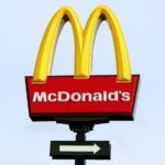 McDonald's se situe 21 % en dessous de son plus haut et 4 % au-dessus de son plus bas de 52 semaines. Le dividende rapporte 2,7%.