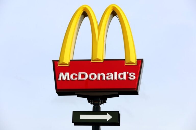 McDonald's se situe 21 % en dessous de son plus haut et 4 % au-dessus de son plus bas de 52 semaines. Le dividende rapporte 2,7%.