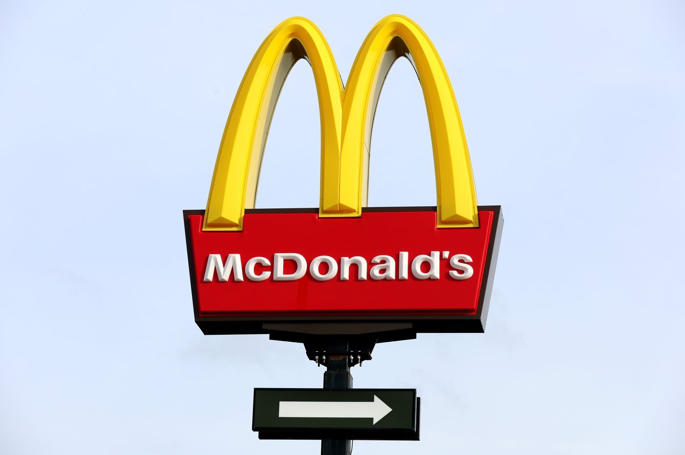McDonald's se situe 21 % en dessous de son plus haut et 4 % au-dessus de son plus bas de 52 semaines. Le dividende rapporte 2,7%.