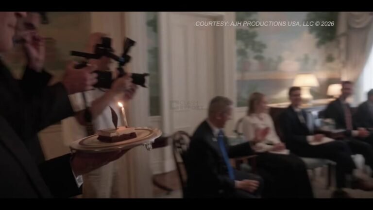 Des images du prochain documentaire d'Alex Holder, "Lindsey's Game", montrent Netanyahu chantant "Joyeux…