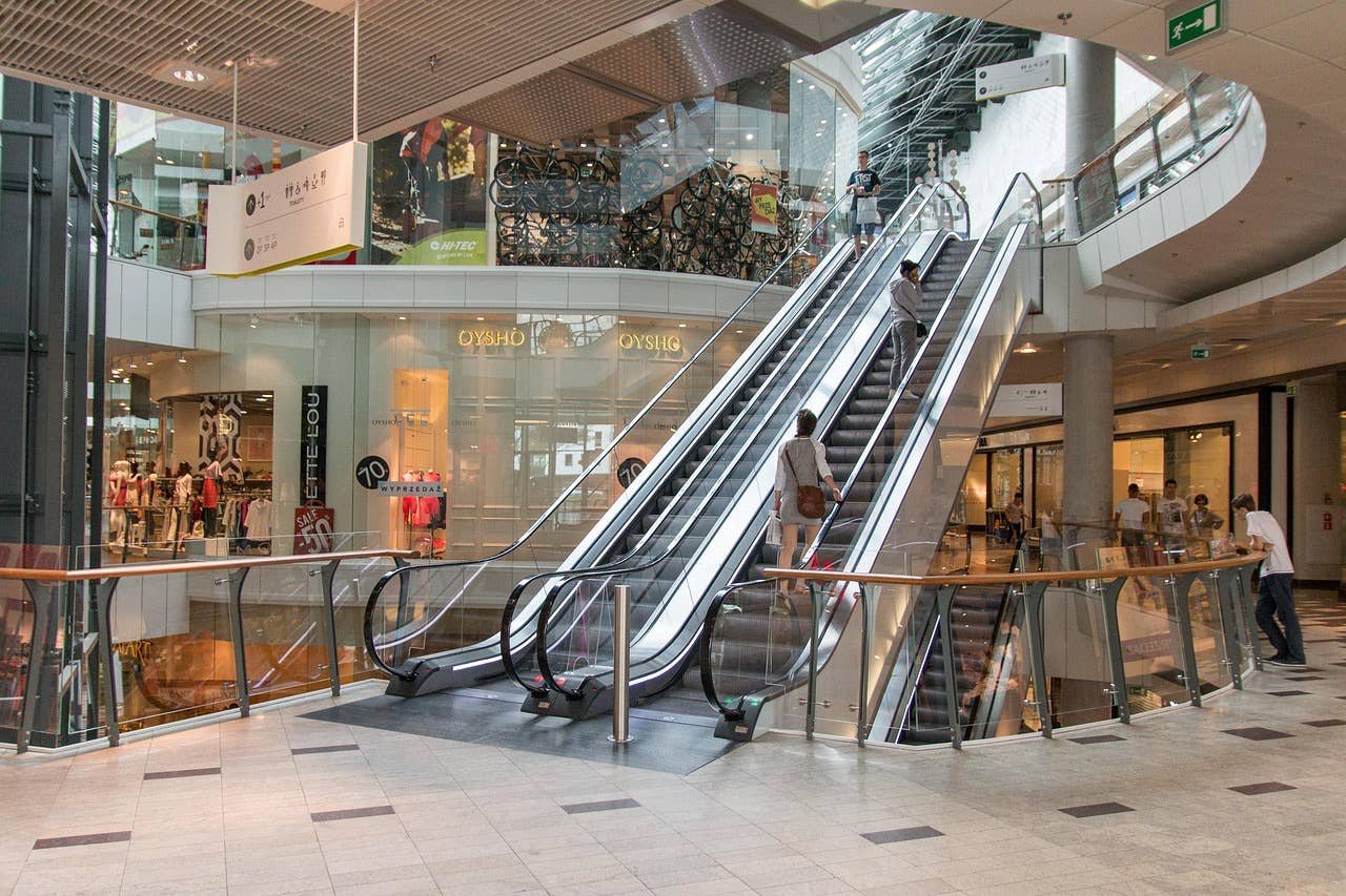 2 géants de la vente au détail ferment des centaines de magasins et 1 risque la faillite