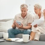 « Votre connaissance de l'argent et de son fonctionnement est nulle » : Suze Orman à un homme de 62 ans qui a presque enfermé sa femme dans 605 $ par mois