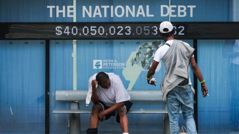 Les États-Unis sont désormais ensevelis sous une dette de 40 000 milliards de dollars – mais qui achète ces reconnaissances de dette en ce moment ? Voici la réponse troublante pour les Américains