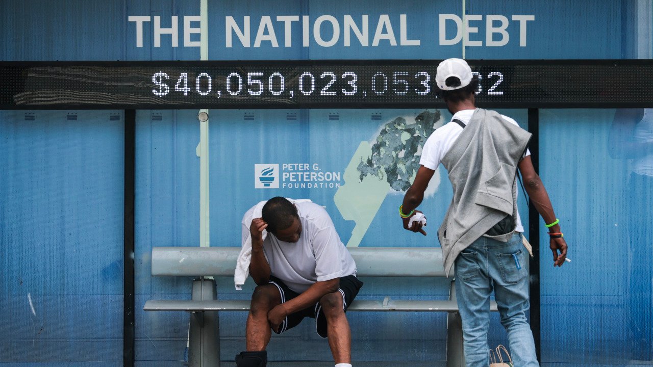 Les États-Unis sont désormais ensevelis sous une dette de 40 000 milliards de dollars – mais qui achète ces reconnaissances de dette en ce moment ? Voici la réponse troublante pour les Américains