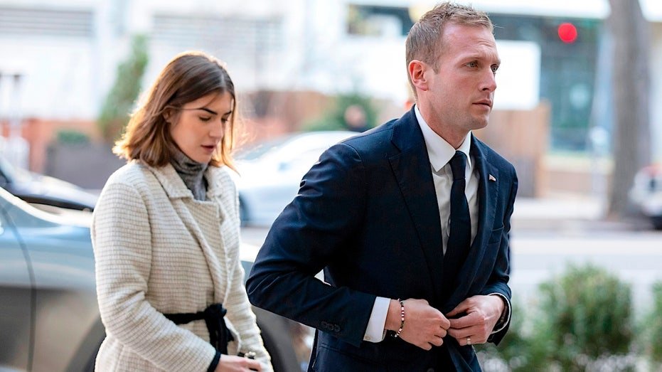 Un représentant républicain en difficulté prend des mesures spectaculaires pour « effacer mon nom » alors que les allégations d'abus engloutissent la course à la Chambre