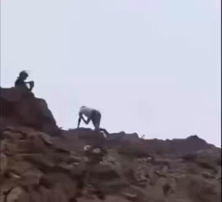 Un soldat marocain lance une grosse pierre sur un migrant clandestin près de Ceuta 🇪🇸🇲🇦
