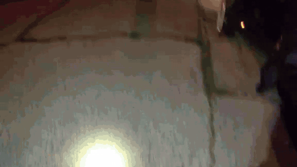 REGARDER : Un contrôle routier sauvage devient chaotique alors que le suspect s'en va avec un flic à l'intérieur et traîne le deuxième officier