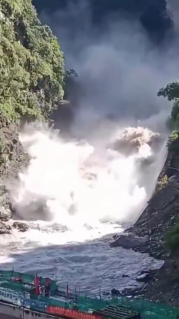 Une vidéo montre de graves inondations au Népal, où les autorités locales affirment que plus de 1 000…