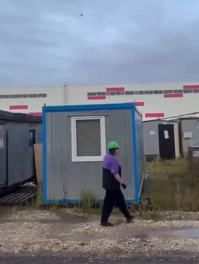Des employés russes du centre logistique Wildberries, dans la région de Vladimir, observent ce matin des…