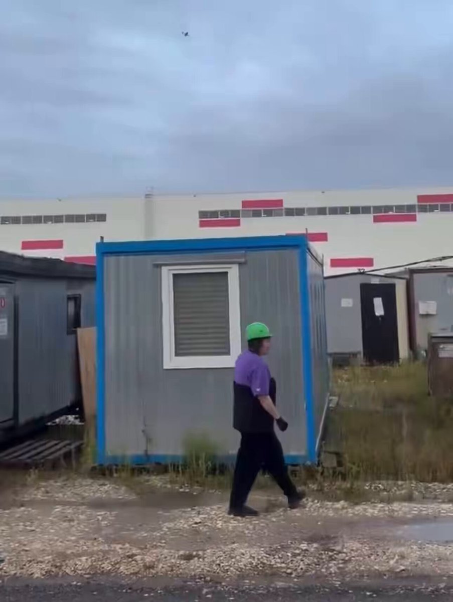 Des employés russes du centre logistique Wildberries, dans la région de Vladimir, observent ce matin des…