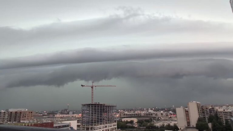 Une tempête insensée s'abat actuellement sur la région de Chicago.