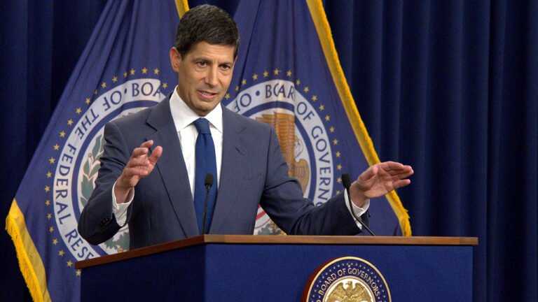 Le président de la Fed, Kevin Warsh, prononce son premier discours à la conférence de Jackson Hole dans un contexte d'incertitude économique