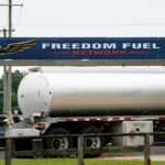 Un fournisseur de carburant poursuit le distributeur pour près de 4 millions de dollars pour du gaz qui aurait été vendu dans les stations Freedom Fuel promues par Trump