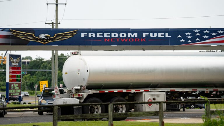 Un fournisseur de carburant poursuit le distributeur pour près de 4 millions de dollars pour du gaz qui aurait été vendu dans les stations Freedom Fuel promues par Trump