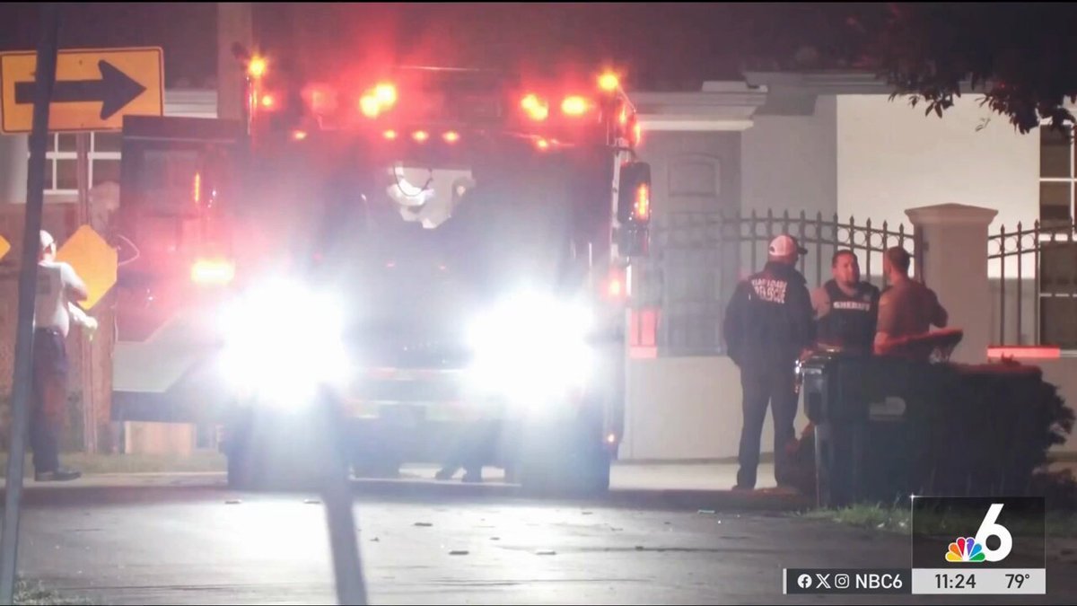 Une personne, vraisemblablement Perez Hilton, emmenée de son domicile et transportée dans une ambulance…