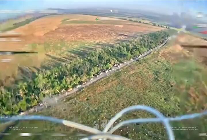 Les drones de frappe ukrainiens FPV ont envahi un groupe d'assaut russe dans l'oblast de Donetsk,…