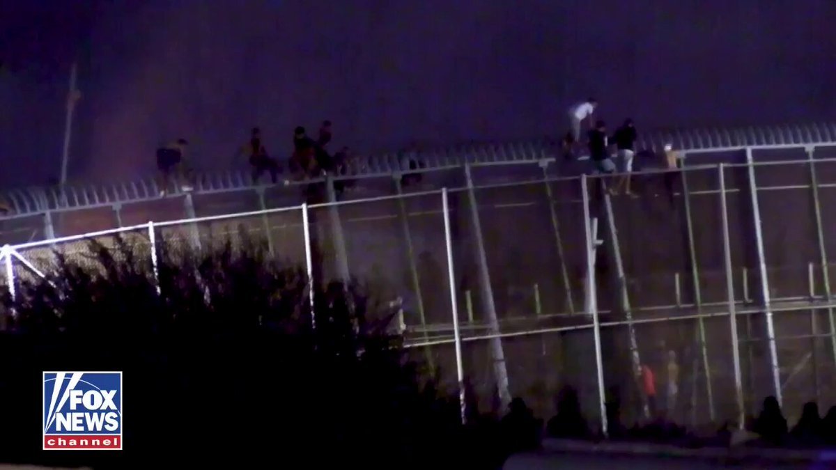 Une nouvelle vidéo montre des migrants se précipitant le long de la barrière frontalière espagnole de…