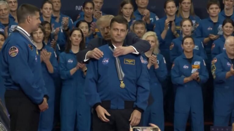MAINTENANT, Trump décerne la médaille d'honneur spatiale du Congrès à l'équipage d'Artemis II pour avoir…