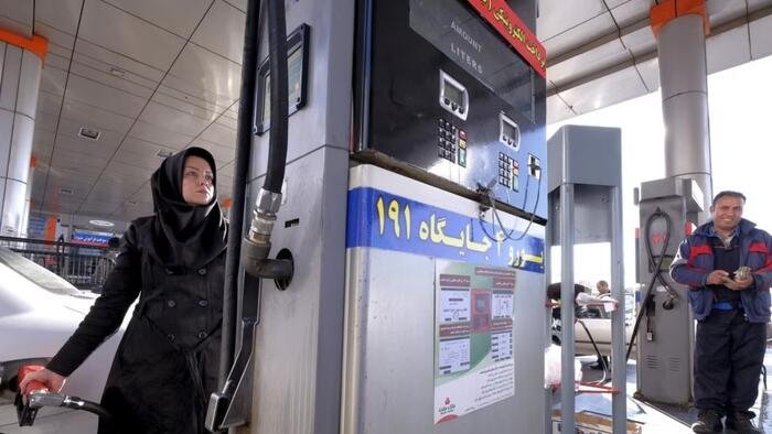Pezeshkian dit que l'Iran va augmenter les prix de l'essence, couplé à un rare aveu sur les sanctions américaines