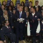 Le président Trump rejoint les athlètes olympiques et paralympiques de l'équipe américaine dans un chant «…