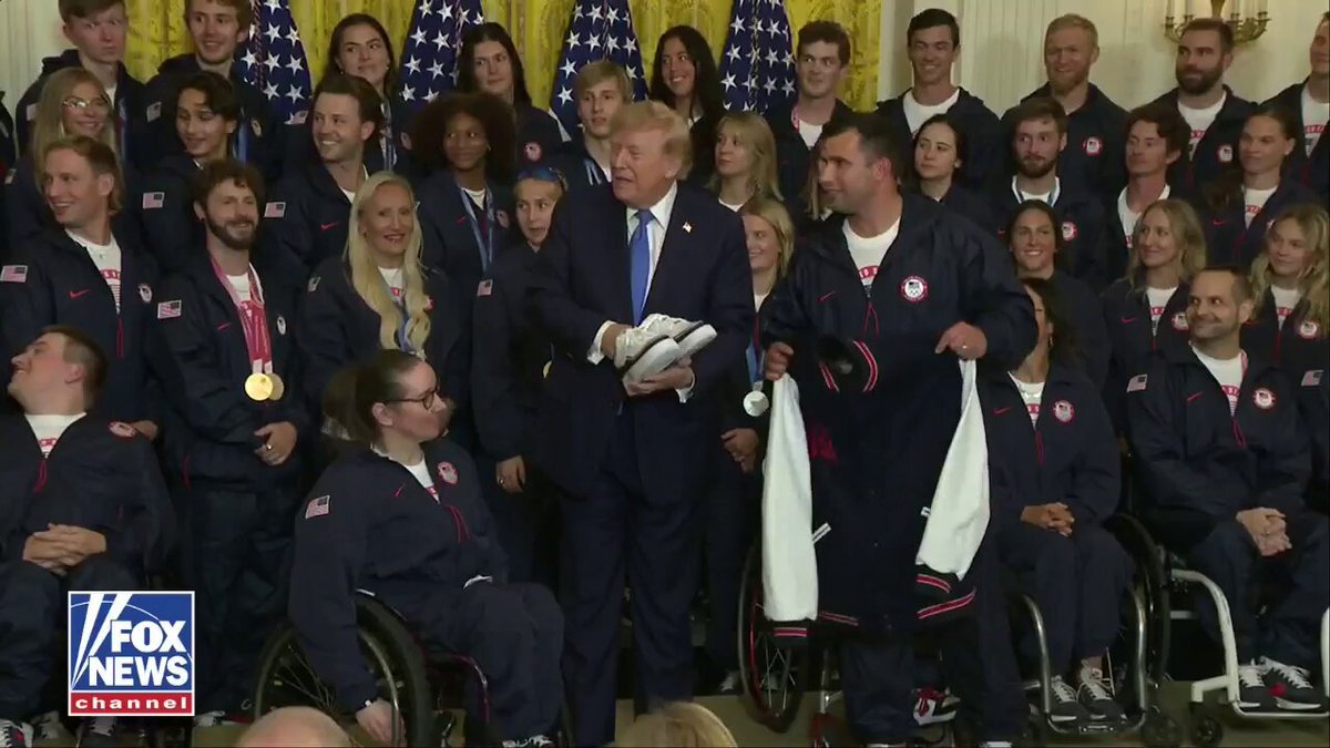 Le président Trump rejoint les athlètes olympiques et paralympiques de l'équipe américaine dans un chant «…