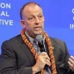 Le gouverneur d'Hawaï, Josh Green, se dirige vers la victoire des primaires démocrates et organise un match d'automne avec le candidat du GOP
