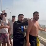 Des soldats espagnols se disputent avec des migrants illégaux à la frontière entre l'Espagne et le Maroc à…