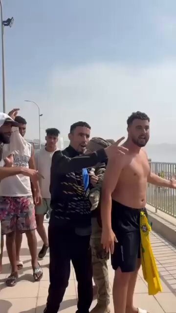 Des soldats espagnols se disputent avec des migrants illégaux à la frontière entre l'Espagne et le Maroc à…
