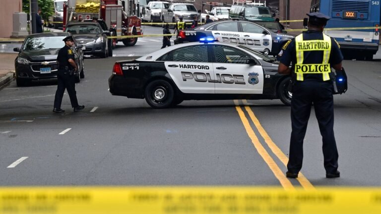 Des policiers du Connecticut abattus et un suspect tué après une tentative d’arrestation déclenche une poursuite mouvementée