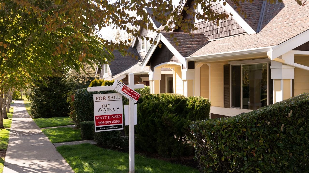 L’histoire de deux marchés immobiliers : la demande de produits de luxe augmente alors que l’abordabilité presse les acheteurs de maisons pour débutants