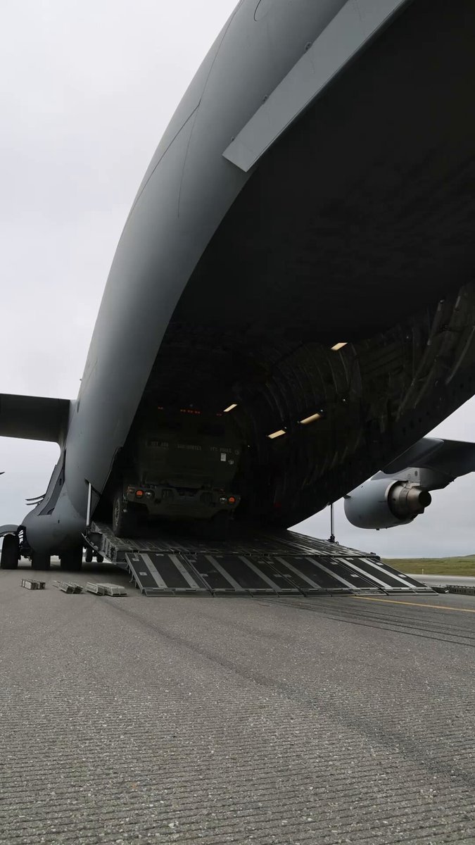 Un C-17A Globemaster III de l'Aviation royale canadienne transporte du matériel et du personnel…