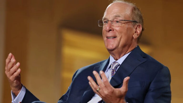 Larry Fink, PDG de BlackRock, déclare qu’un compte bancaire est « l’une des pires décisions financières » – et exhorte les Américains à investir