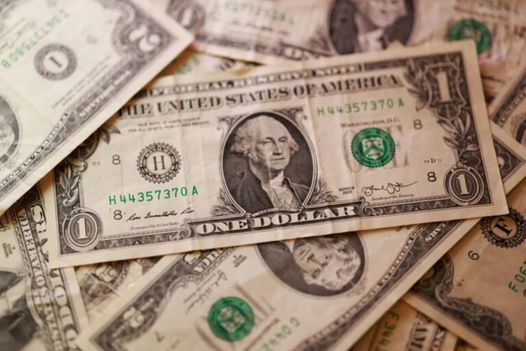 Le dollar coincé à son plus bas niveau depuis plusieurs mois alors que la nervosité de la dette perturbe les investisseurs