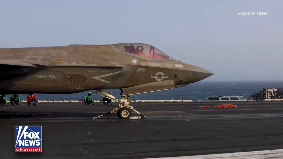 L'avion de combat furtif F-35C du Corps des Marines rugit au large de l'USS Abraham Lincoln dans la mer…