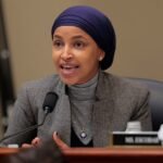 Les réseaux sociaux éclatent après que des policiers auraient perquisitionné le domicile du fils d'Ilhan Omar : "Pas beau"