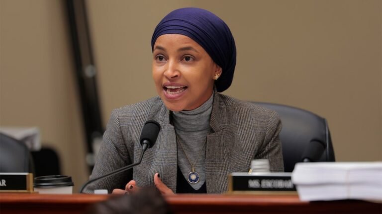 Les réseaux sociaux éclatent après que des policiers auraient perquisitionné le domicile du fils d'Ilhan Omar : "Pas beau"