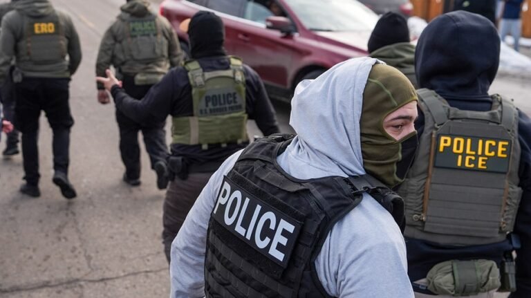 Un juge fédéral bloque la loi de New York interdisant aux agents de l'ICE de porter des masques