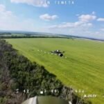 Un drone FPV ukrainien capture un quadricoptère russe à fibre optique en plein vol.