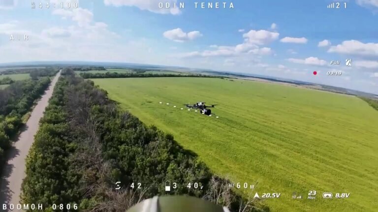 Un drone FPV ukrainien capture un quadricoptère russe à fibre optique en plein vol.