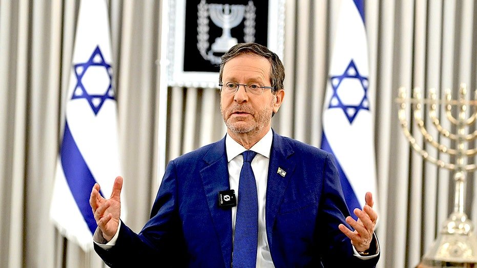 Le président israélien Herzog qualifie l'antisémitisme de « contamination des sociétés » alors que les crimes haineux se multiplient