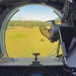 Vue du cockpit d'un hélicoptère de combat Mi-24 Hind de l'armée ukrainienne lors d'une mission de frappe…